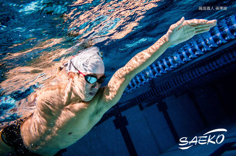 SAEKO 競技用スイミングゴーグル 水中使用シーン バタフライ 競泳 プール 青い水 レーン 流線形 実際の泳ぎ