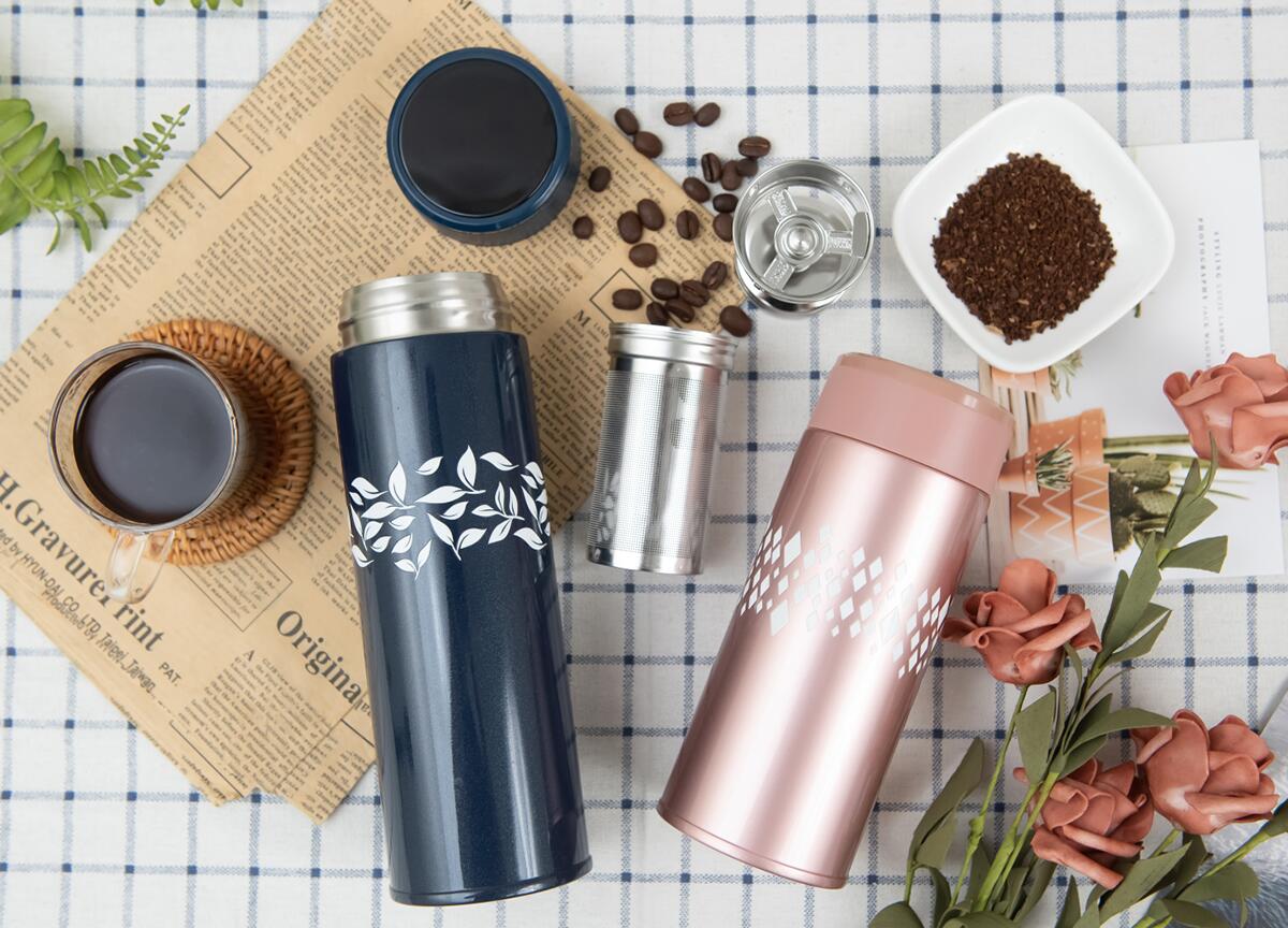 飄逸杯 トラベルバディ 断熱タンブラー  茶こし付き 使用シーン ブルー ピンク お茶 コーヒー