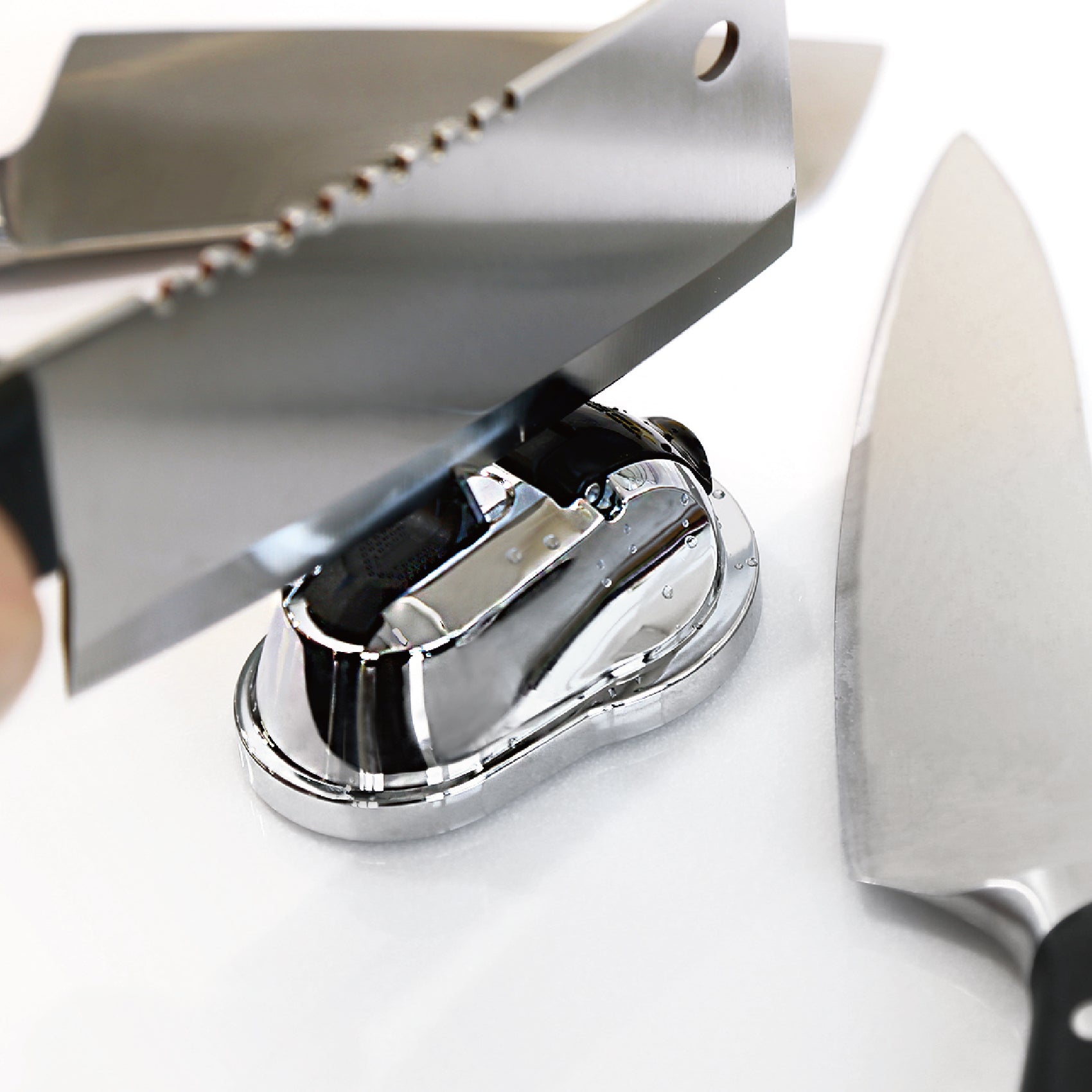 FECA シャープナー S26 シルバー ナイフ研ぎ使用シーン 特許スロット構造 吸盤式 超硬スチール刃 切れ味復活 簡単操作 防水 台湾製包丁研ぎ器