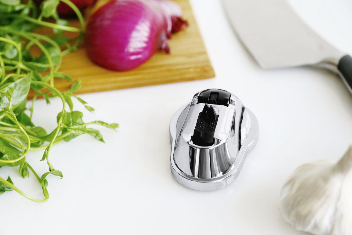 FECA シャープナー S26 シルバー 吸盤式包丁研ぎ器 キッチン使用環境 特許スロット構造 超硬スチール刃 切れ味復活 防水 台湾製キッチン用品