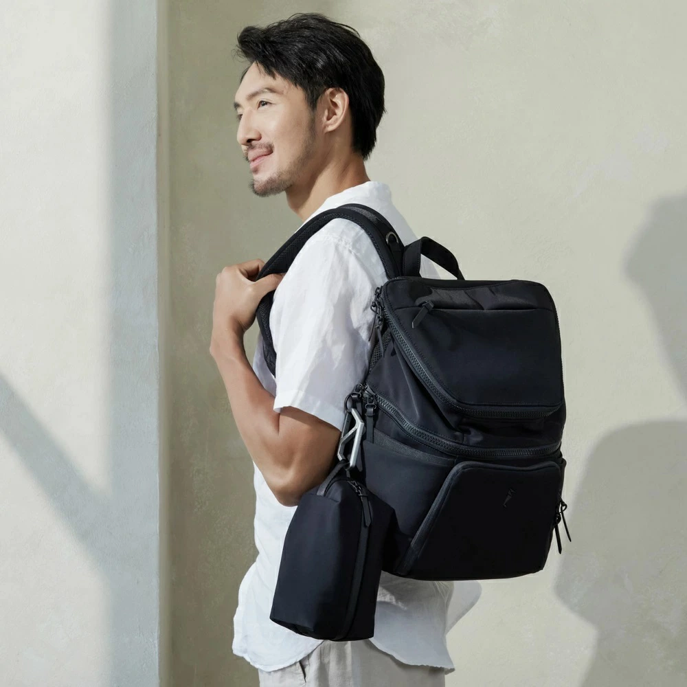 Dausonlab マザーズリュック 20L 黒 男性着用イメージ 側面 多層収納 防水 軽量 パパ育児バッグ 通勤用リュック