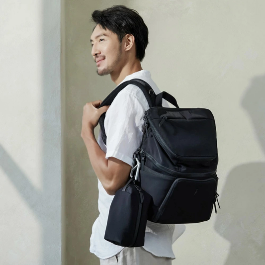 Dausonlab マザーズリュック 20L 黒 男性着用イメージ 側面 多層収納 防水 軽量 パパ育児バッグ 通勤用リュック