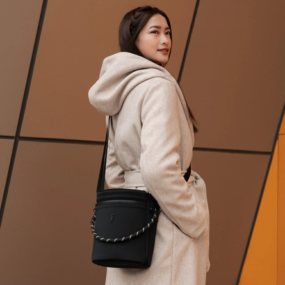 Dausonlab SPACEFOLD 折りたたみバケツバッグ ブラック ショルダーバッグ 保温 防水 多機能 旅行 アウトドア 育児 女性着用