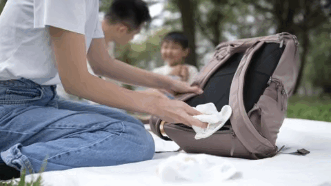 Dausonlab マザーズリュック 20L グレー 公園使用シーン 親子活動 育児バッグ アウトドア 実用的 便利