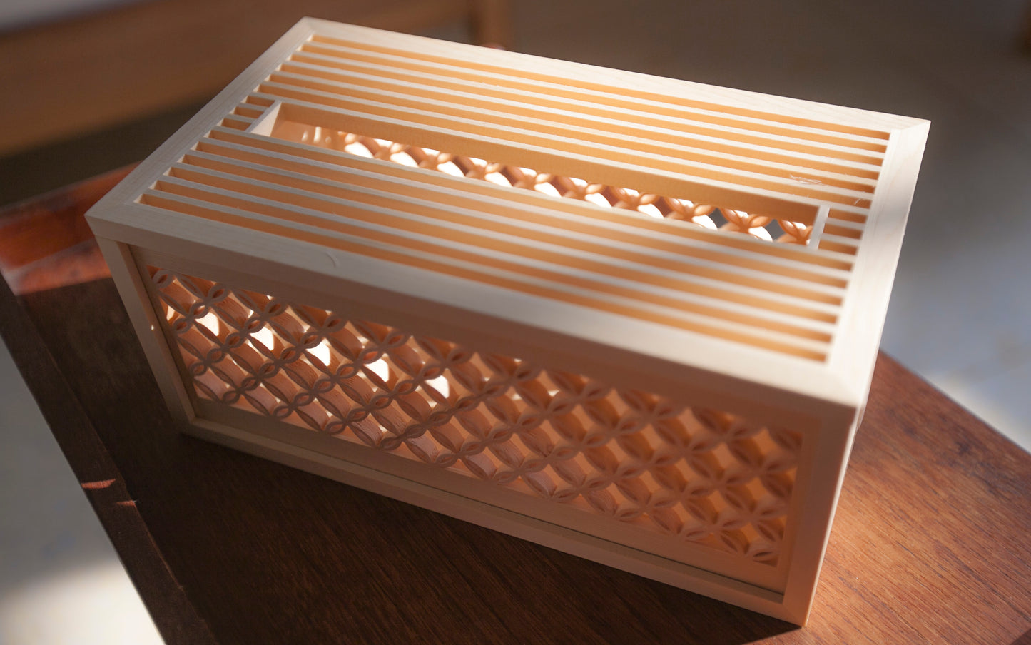 手手 七宝柄ティッシュボックス ヒノキ木製 防湿防虫 精緻な花窓細工 上部開閉式 和モダン工芸品 商品詳細画像