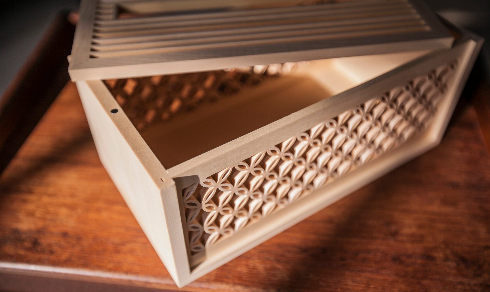 手手 七宝柄ティッシュボックス ヒノキ木製 防湿防虫 上部開閉式 精緻な花窓細工 内部構造 和モダン工芸品