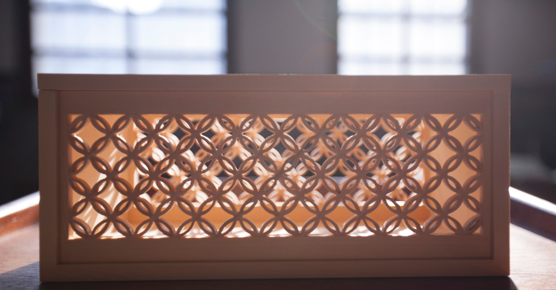 手手 七宝柄ティッシュボックス ヒノキ木製 防湿防虫 精緻な花窓細工 七宝柄 和モダン インテリア雑貨 正面図