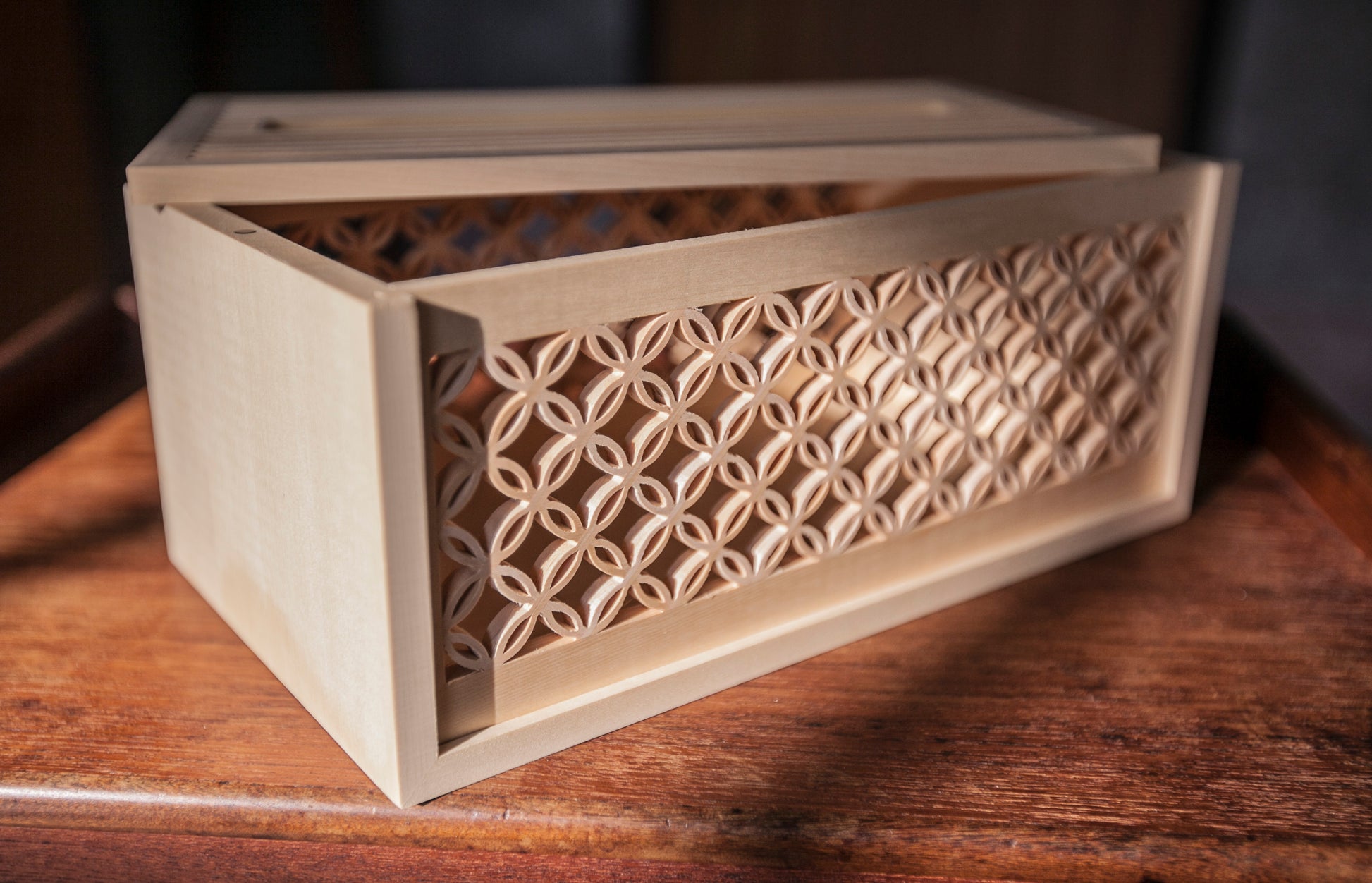 手手 七宝柄ティッシュボックス ヒノキ木製 防湿防虫 上部開閉式 精緻な花窓細工 側面図 和モダン工芸品