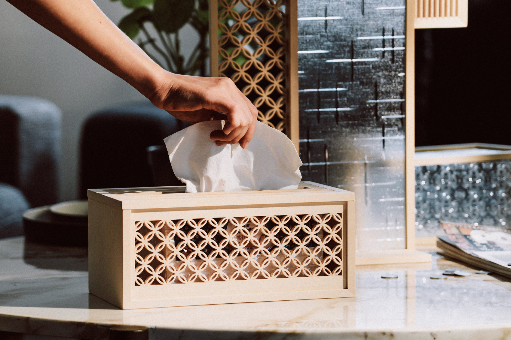 手手 七宝柄ティッシュボックス ヒノキ木製 防湿防虫 精緻な花窓細工 和モダン リビング インテリア雑貨 使用イメージ