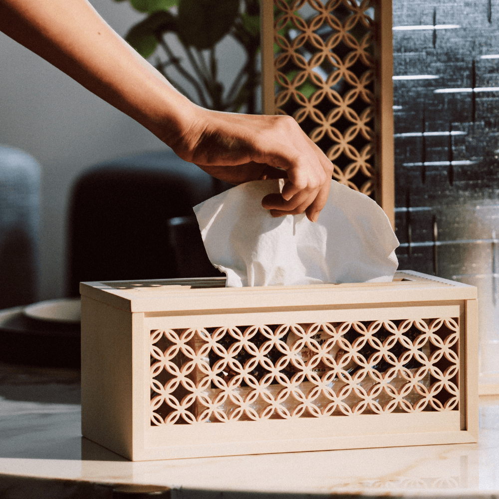 手手 七宝柄ティッシュボックス ヒノキ木製 防湿防虫 精緻な花窓細工 和モダン リビング インテリア雑貨 使用イメージ