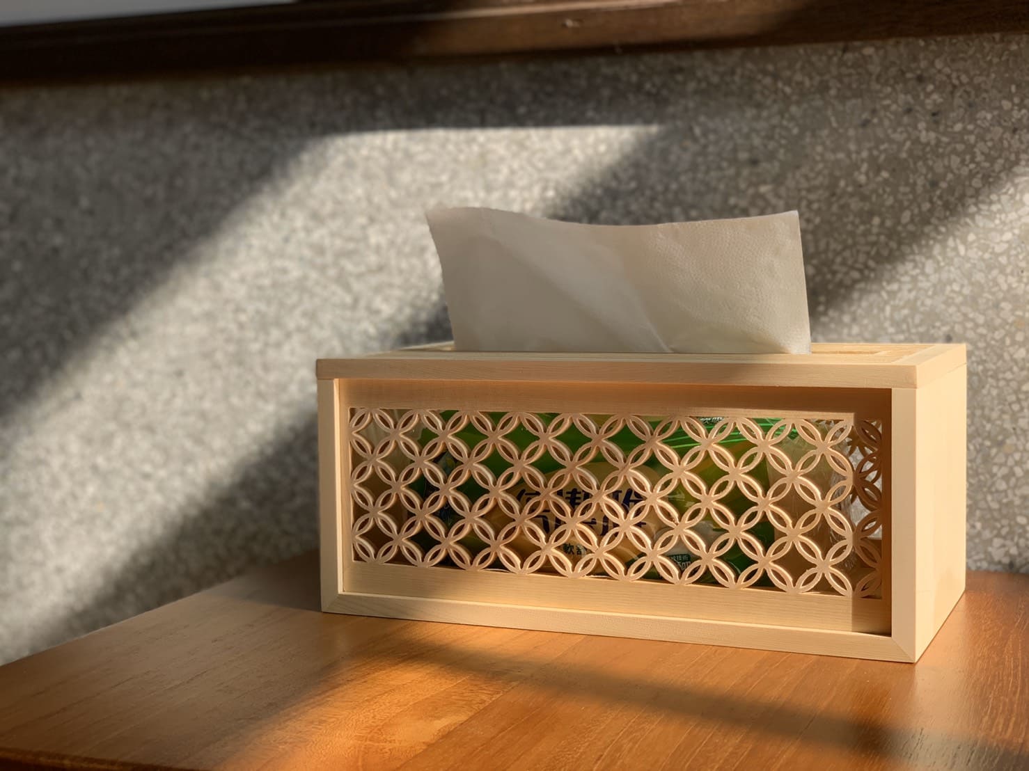 手手 七宝柄ティッシュボックス ヒノキ木製 防湿防虫 精緻な花窓細工 寝室 ベッドサイド インテリア 使用シーン