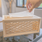 手手 海波柄ティッシュボックス ナチュラル木色 ヒノキ製 花窓細工 和モダン リビング使用シーン ティッシュを取り出す 職人工芸