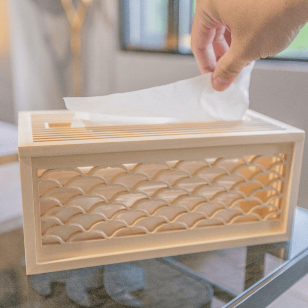 手手 海波柄ティッシュボックス ナチュラル木色 ヒノキ製 花窓細工 和モダン リビング使用シーン ティッシュを取り出す 職人工芸