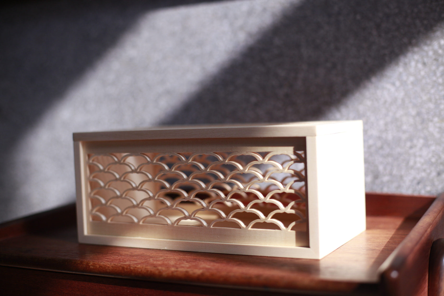 手手 海波柄ティッシュボックス ナチュラル木色 カナダヒノキ製 花窓細工 サイドビュー 和モダン 木製テーブル 職人工芸