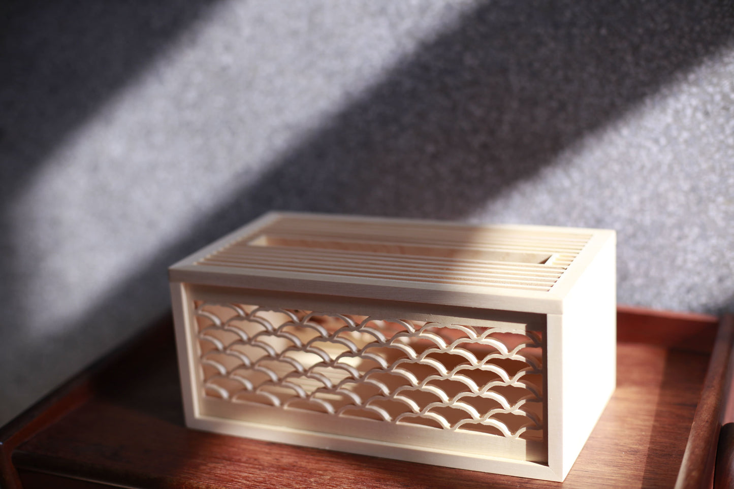 手手 海波柄ティッシュボックス ナチュラル木色 カナダヒノキ製 花窓細工 斜めアングル 和モダン 木製テーブル 職人工芸