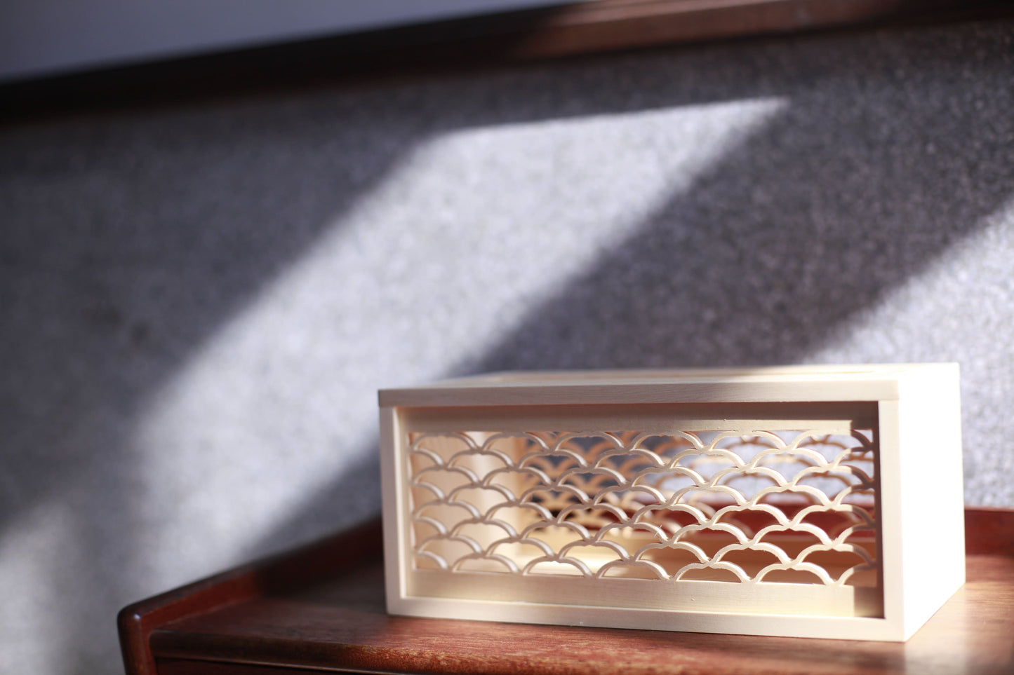 手手 海波柄ティッシュボックス ナチュラル木色 カナダヒノキ製 花窓細工 フロントビュー リビング 和モダン 職人工芸