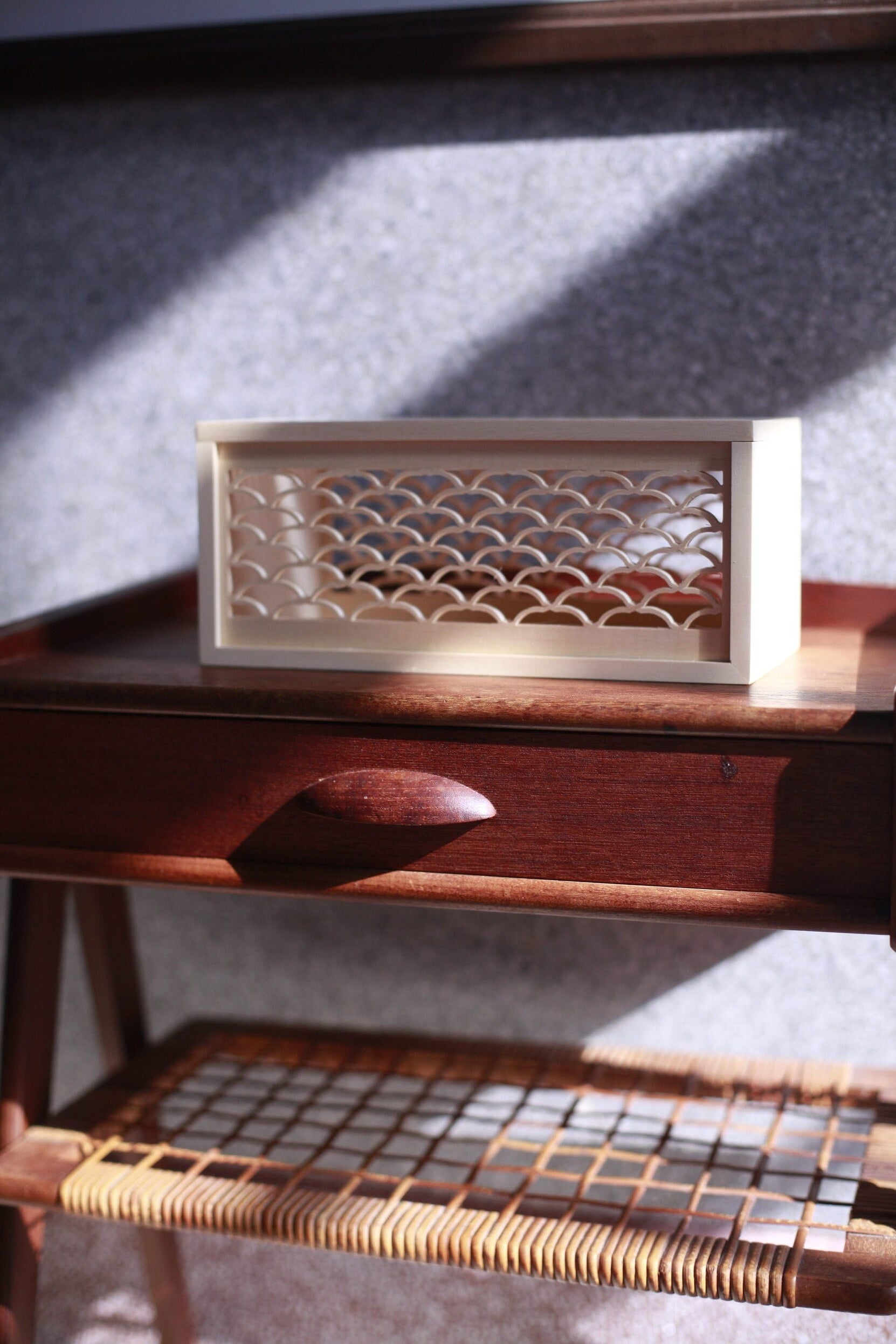 手手 海波柄ティッシュボックス ナチュラル木色 カナダヒノキ製 花窓細工 デスク ワークスペース 和モダン 職人工芸