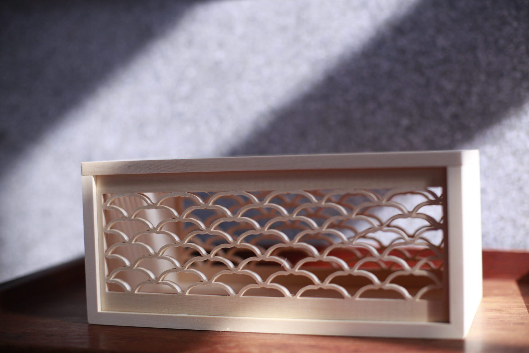 手手 海波柄ティッシュボックス ナチュラル木色 カナダヒノキ製 花窓細工 クローズアップ 和モダン 職人工芸 詳細