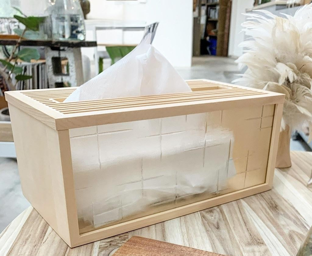 手手 十字柄ガラスティッシュボックス ナチュラル木色 ヒノキ製 ガラス天板 和モダン リビング使用シーン ティッシュを取り出す 職人工芸