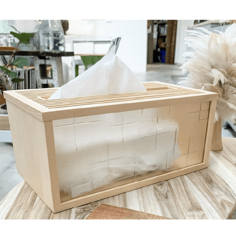 手手 十字柄ガラスティッシュボックス ナチュラル木色 ヒノキ製 ガラス天板 和モダン リビング使用シーン ティッシュを取り出す 職人工芸