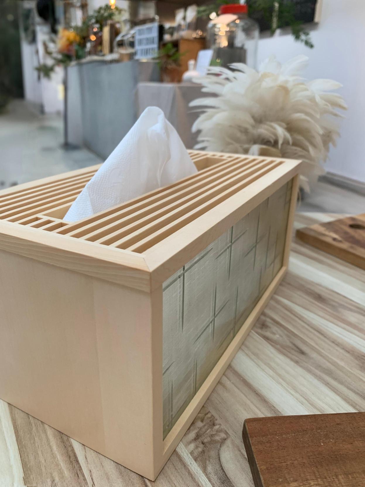 手手 十字柄ガラスティッシュボックス ナチュラル木色 カナダヒノキ製 ガラス天板 斜めアングル 和モダン 木製テーブル 職人工芸