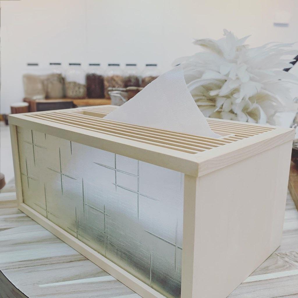 手手 十字柄ガラスティッシュボックス ナチュラル木色 カナダヒノキ製 ガラス天板 使用シーン ティッシュを取り出す 和モダン 職人工芸