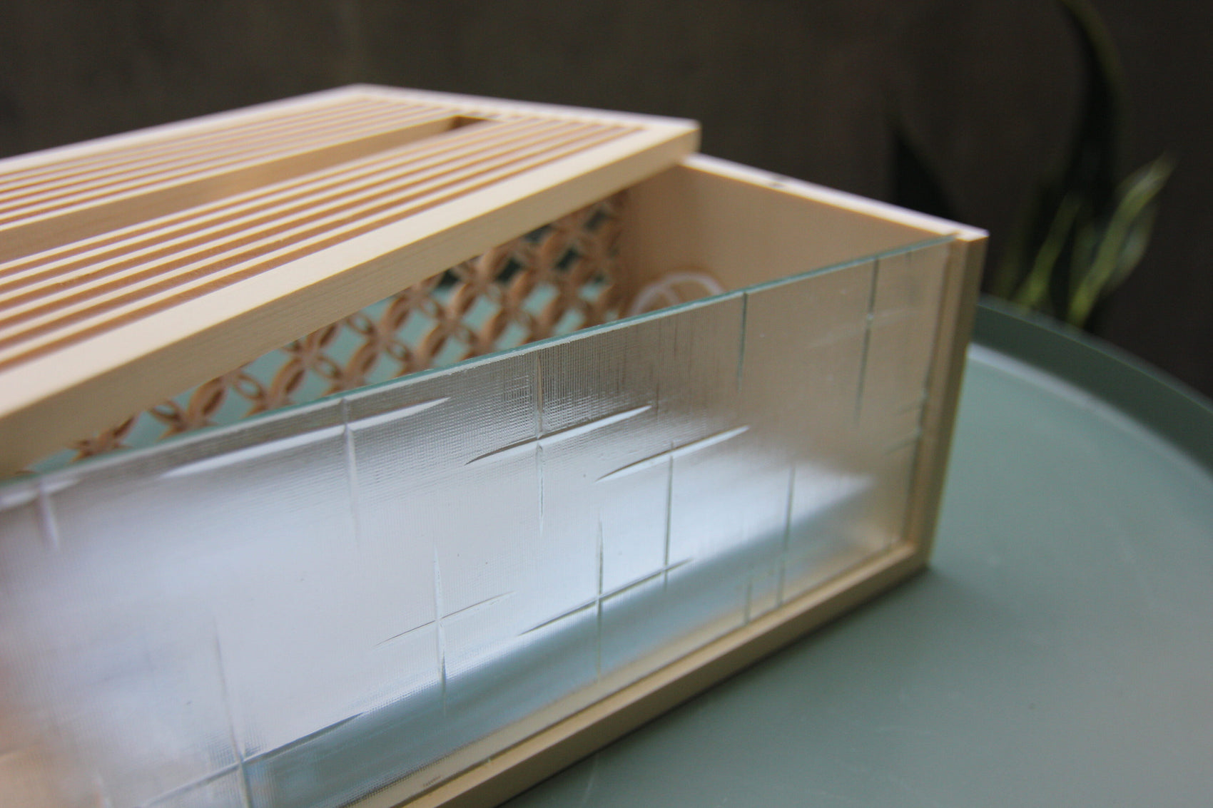 手手 十字柄ガラスティッシュボックス ナチュラル木色 カナダヒノキ製 ガラス天板 大口径スリット クローズアップ 和モダン 職人工芸