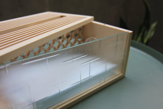 手手 十字柄ガラスティッシュボックス ナチュラル木色 カナダヒノキ製 ガラス天板 大口径スリット クローズアップ 和モダン 職人工芸