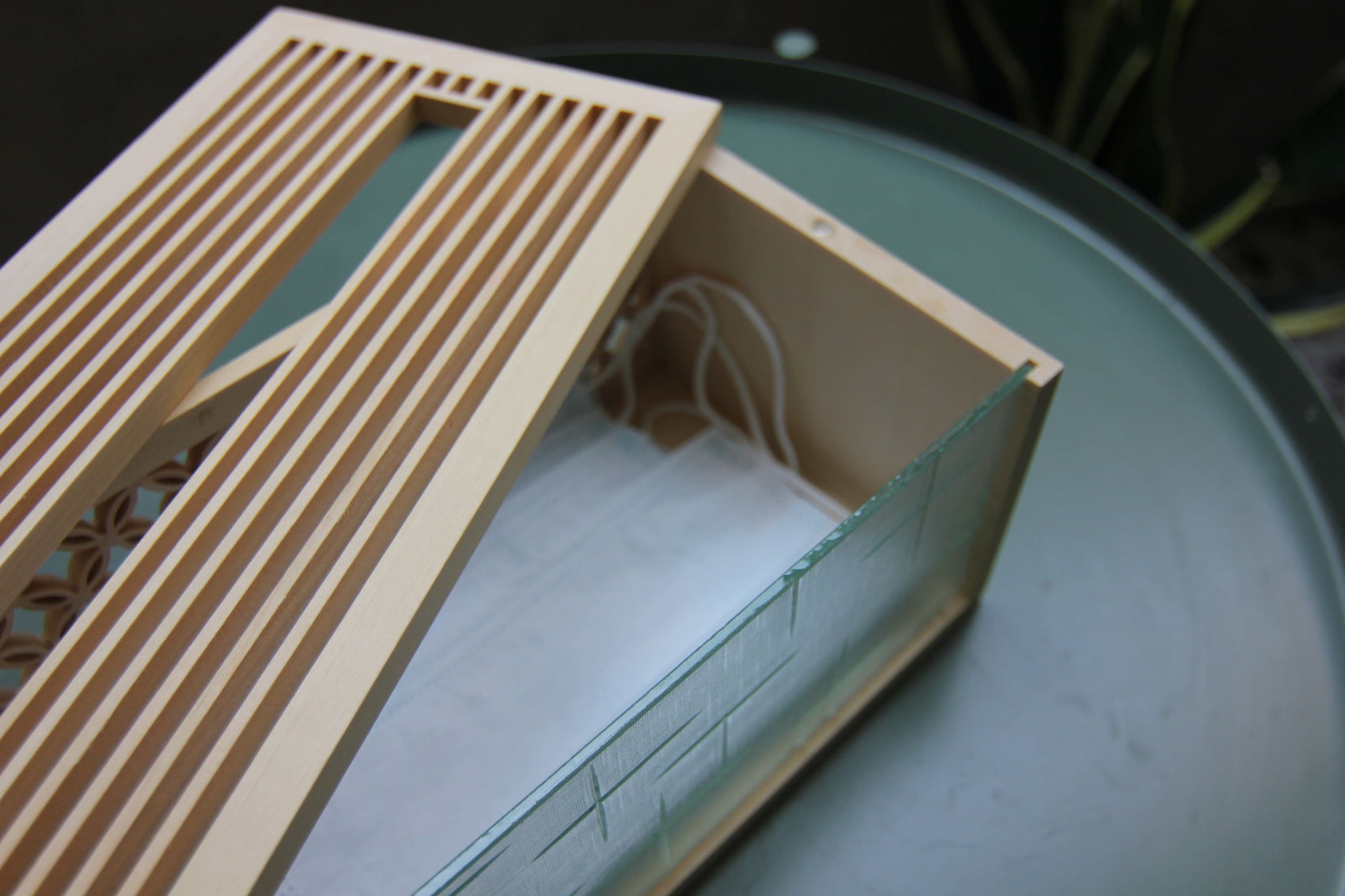 手手 十字柄ガラスティッシュボックス ナチュラル木色 カナダヒノキ製 ガラス天板 トップビュー 大口径スリット 和モダン 職人工芸