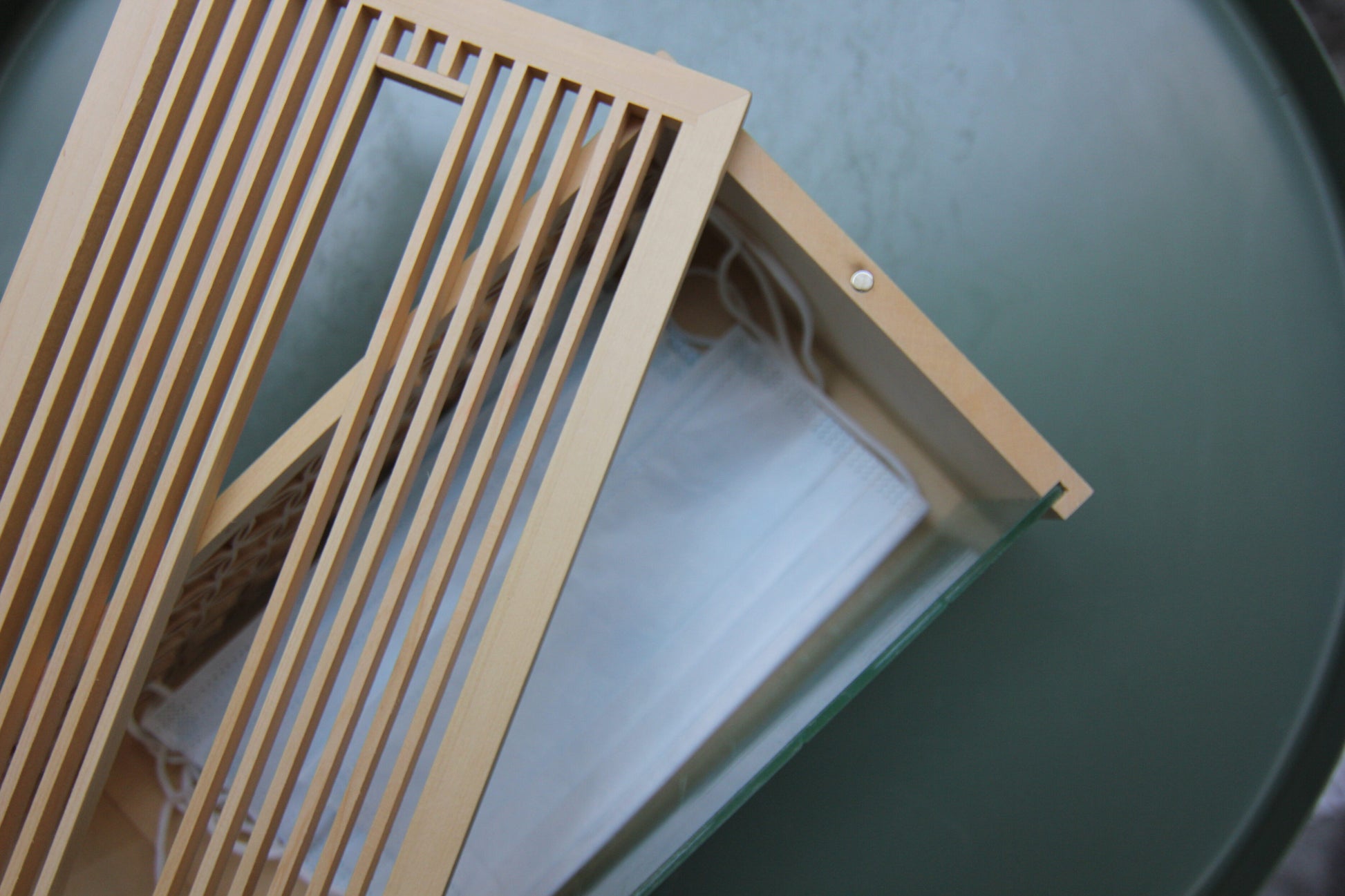 手手 十字柄ガラスティッシュボックス ナチュラル木色 カナダヒノキ製 ガラス天板 開閉式蓋 内部構造 和モダン 職人工芸